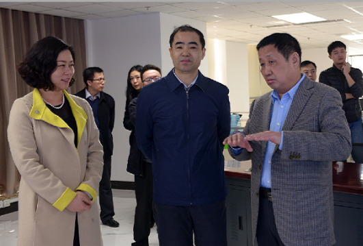 时任商务部综合司副司长宋立洪（前排中）到午夜理论片集团指导工作